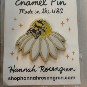 💥4/$20💥 Bee and Flower Enamel Pin